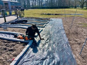 werken in de moestuin
